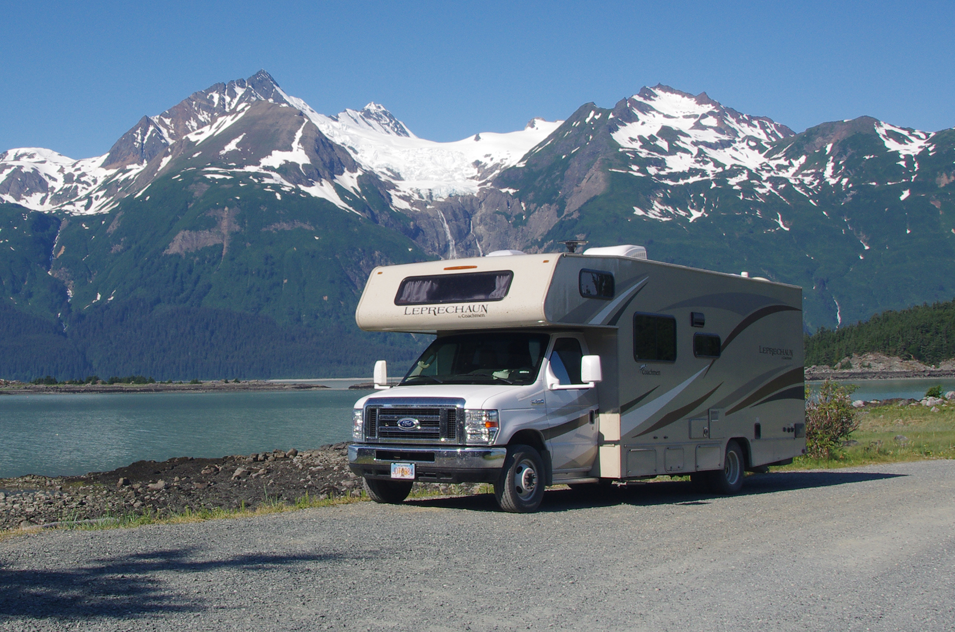 motorhome 22-24 in front of lake