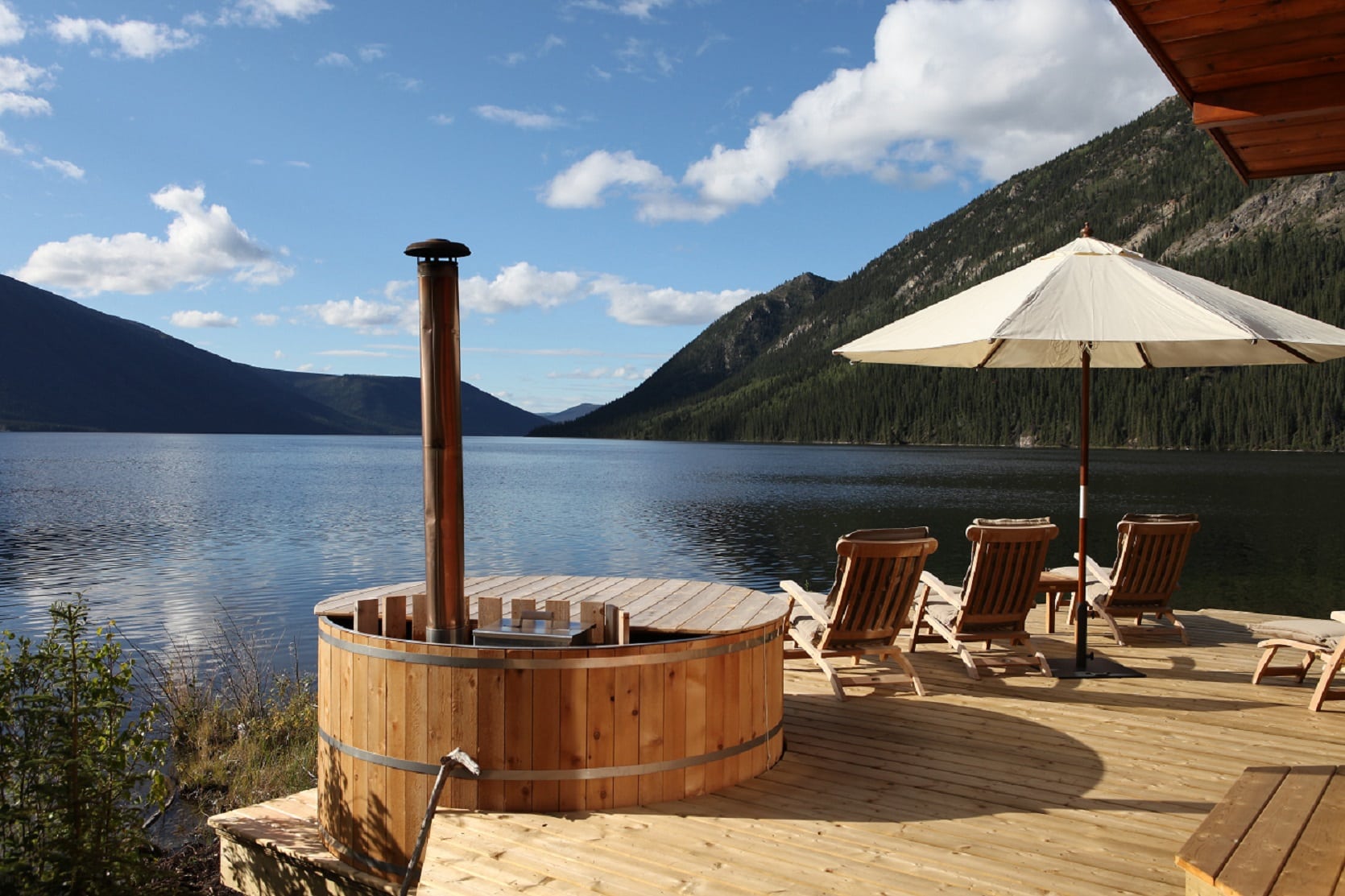Tincup Wilderness Lodge Hot tub by the lake